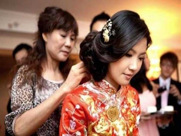 Đang nẫu ruột vì bị họ hàng chê lấy chồng nghèo, không ngờ ngày cưới, có người phụ nữ lạ mặt trao cho tôi 10 cây vàng đeo trĩu cổ