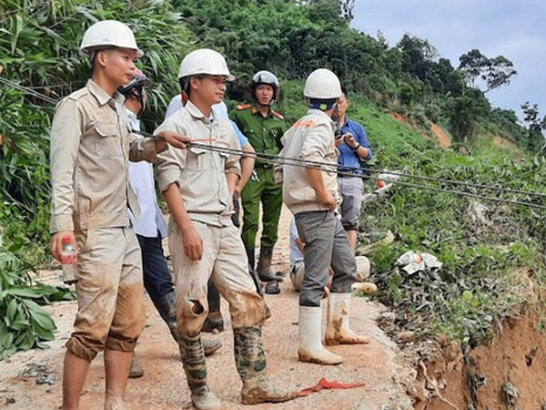 Dùng ròng rọc đưa 200 công nhân Thuỷ điện Đăk Mi 2 ra ngoài