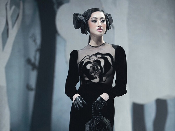Hoa hậu Lương Thùy Linh khoe vòng 1 nóng bỏng trên sàn diễn thời trang