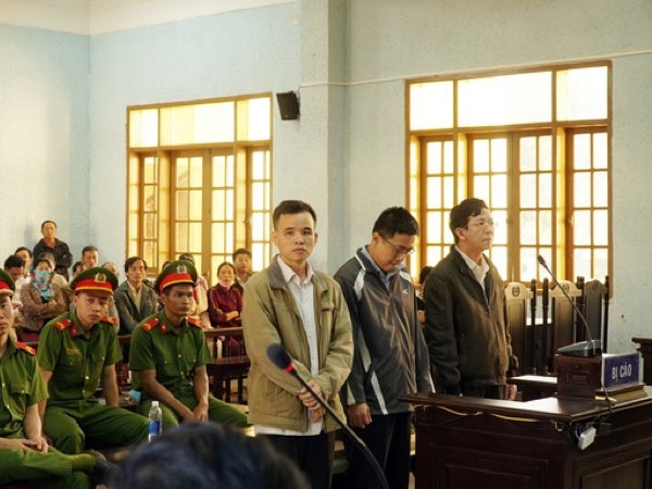 Cựu chủ tịch huyện hầu tòa vì tham ô tiền xây nghĩa trang liệt sĩ