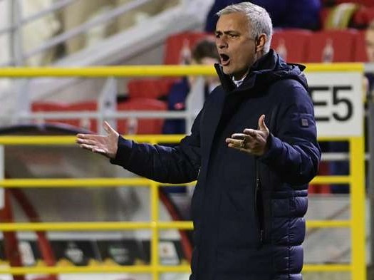 Mourinho: 'Tôi muốn thay tới 11 người sau hiệp 1'
