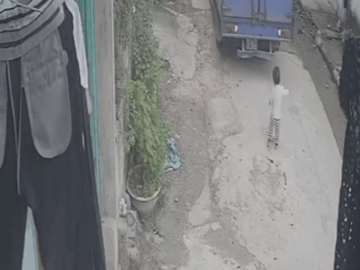 Video: Thấy xe tải lùi, em bé chập chững tìm cách tránh và khoảnh khắc bị cuốn vào gầm khiến tất cả 'nín thở'