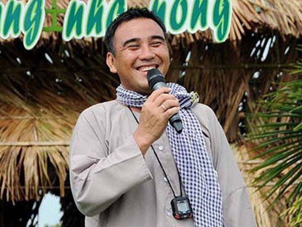 MC Quyền Linh trực tiếp về miền Trung cứu trợ, kêu gọi được 2,3 tỷ đồng sau chưa đầy 1 giờ livestream