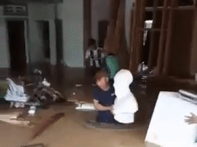 Giữa mưa lũ, hành động của người đàn ông với tượng Bác Hồ khiến dân mạng nể phục