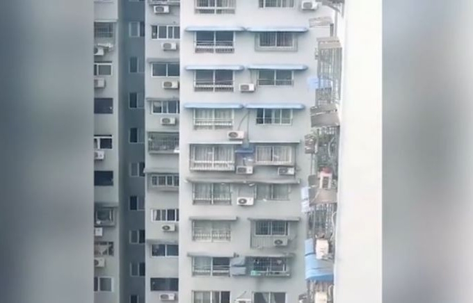 Người đàn ông rải tiền mặt từ tầng 30 khiến đường phố hỗn loạn