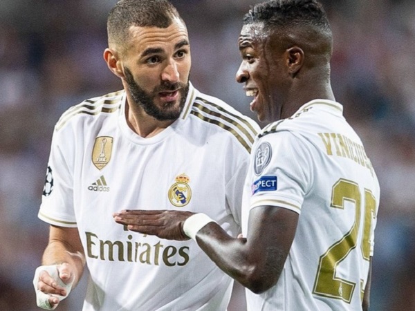 HLV Zidane lên tiếng bất ngờ về vụ Benzema cấm đồng đội chuyền bóng cho Vinicius