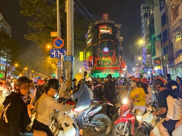 Bùi Viện cực hỗn loạn đêm Halloween: Đường vào kẹt cứng tứ bề, gửi xe hét giá 50k mà chưa chắc đã được vào