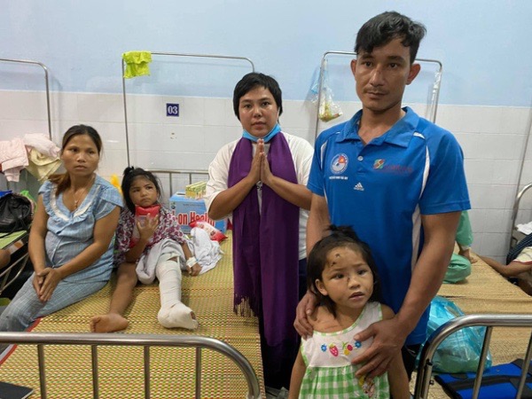 Người đàn ông bật khóc 'xin đi xe chứ không cần tiền' đã gặp được vợ con sau vụ sạt lở đất kinh hoàng ở Trà Leng