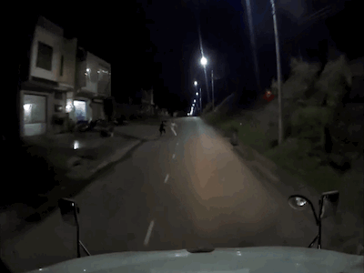 Video: Lao ra trước đầu xe container, cô gái bị cánh tay đàn ông kéo giật vào lề đường