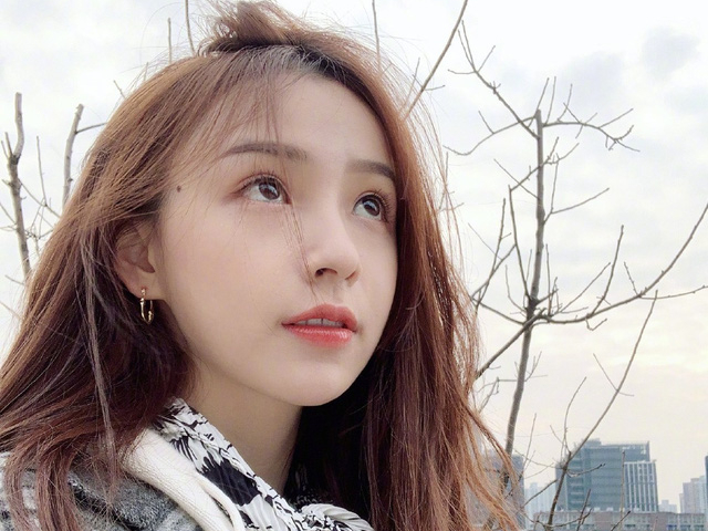 Được 'ông chồng quốc dân' Vương Tư Thông đầu tư gần 700 tỷ đồng, hotgirl livestream hàng đầu vẫn liên tục 'nghỉ việc' để yêu các phú nhị đại
