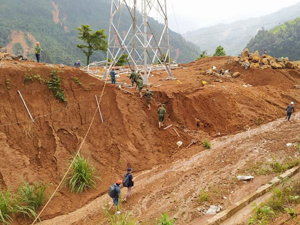 Gùi lương thực, vượt rừng khẩn cấp tiếp tế 3.000 hộ dân bị cô lập ở Quảng Nam