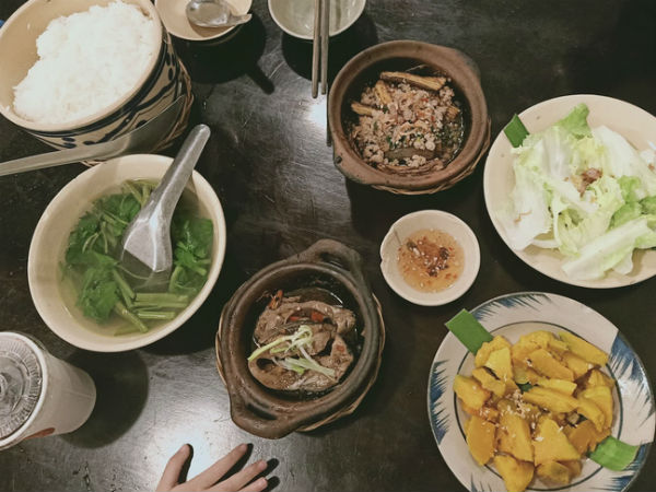 Đón mẹ chồng ở nước ngoài về bằng mâm cơm quê, bà tỏ ra khó chịu nhưng nghe con dâu nhắc tới 6 chữ bà tuyên bố cho luôn căn nhà 5 tỷ
