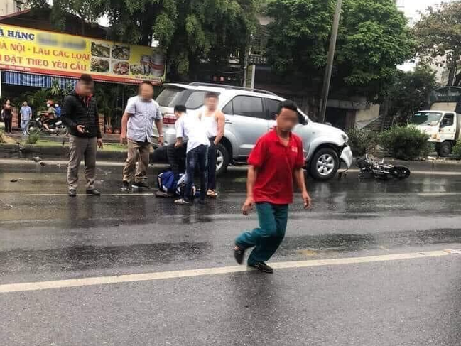 Người mẹ nhờ cộng đồng mạng tìm giúp ân nhân cứu mạng con trai, là một cậu học trò đã cởi áo khoác che cho con mình bị tai nạn nằm giữa đường
