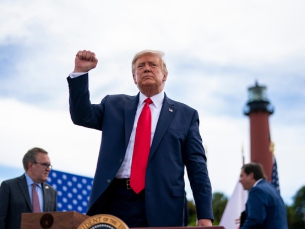 'Món quà' kinh tế đến muộn với Trump