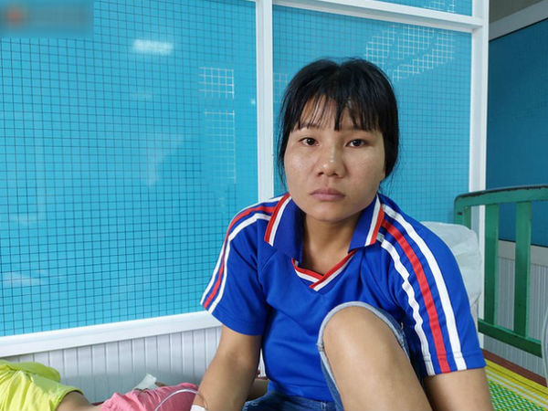 Nỗi đau thấu trời của người mẹ mất 3 con nhỏ trong vụ sạt lở núi ở Trà Leng: 'Làng mất, nhà sập, con cũng bị vùi trong đó rồi'