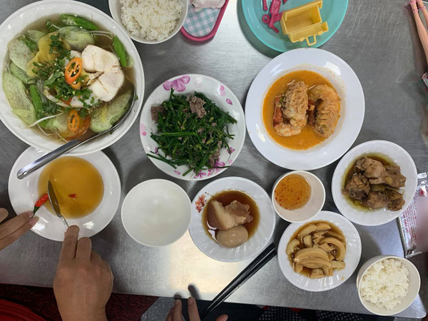 Ăn bữa cơm bình dân giữa quận 1 mất ngay hơn nửa triệu, nhìn vào hóa đơn bất ngờ nhất với đĩa tôm 2 con giá cũng không hề dễ chịu chút nào