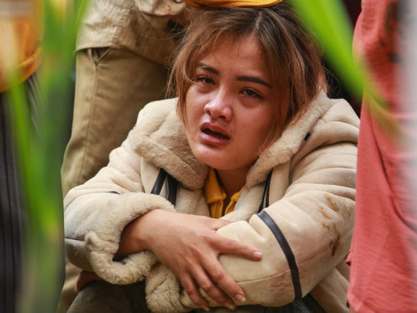 Dân làng khóc nghẹn khi tìm thấy bé trai 10 tháng tuổi dưới lớp bùn đất vụ sạt lở ở Trà Leng