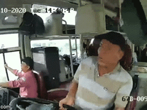 Ô tô khách lật kinh hoàng khi cố tránh người phụ nữ chạy xe máy, tài xế bay ra khỏi chỗ hét lớn: 'Trời ơi'