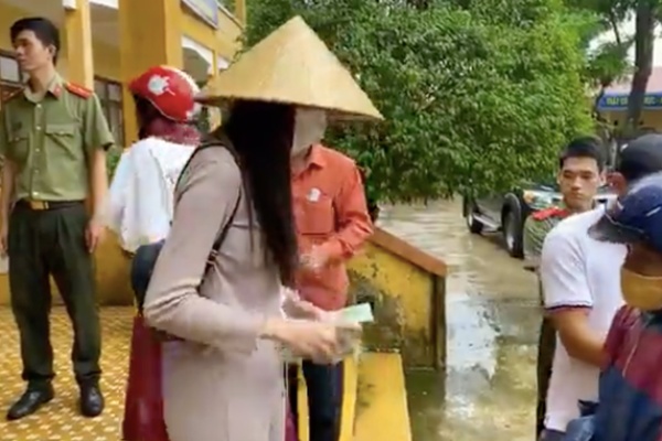 Thủy Tiên ngưng phát quà khi thấy người nhận cứu trợ đeo vàng