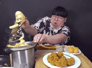 Làm video mukbang nhưng gặp sự cố tạo ra 'cơn lốc' phô mai, cách xử lý ngay sau đó bất ngờ thành trò tấu hài cực mạnh cho dân mạng
