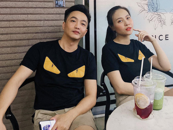 Vợ chồng Cường Đô La rủ nhau diện áo đôi hẹn hò cuối tuần, ảnh cả nhà cùng ăn sáng còn do chính bé Subeo chụp