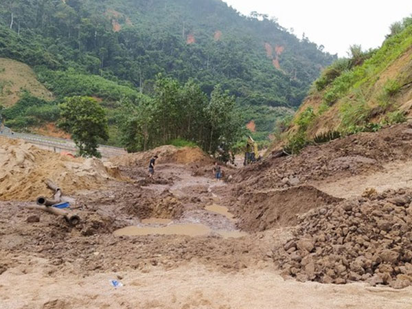 Dùng ròng rọc đưa 167 công nhân thủy điện Đăk Mi 2 bị cô lập ra ngoài