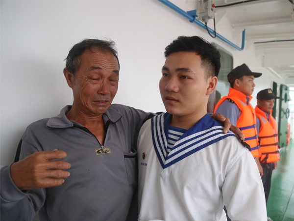 Rơi nước mắt cảnh cha con ngư dân Bình Định trùng phùng sau bão số 9