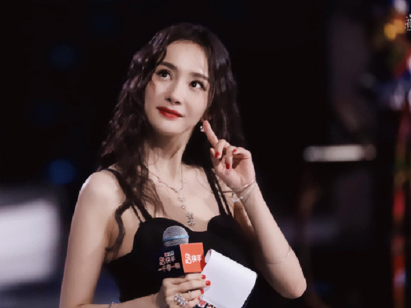 Dương Mịch 'quê độ' vì muốn vịn tay đàn anh mà bị ngó lơ, cách chữa ngượng sau đó lao thẳng lên No.1 Hot Search