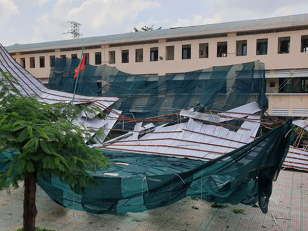 Giông lốc giật phăng mái trường học ở TP.HCM