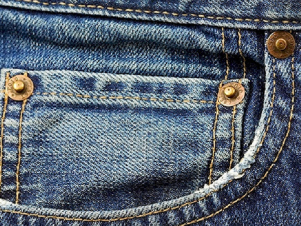 Chiếc 'khuy thừa' trên chiếc quần jeans có chức năng gì?