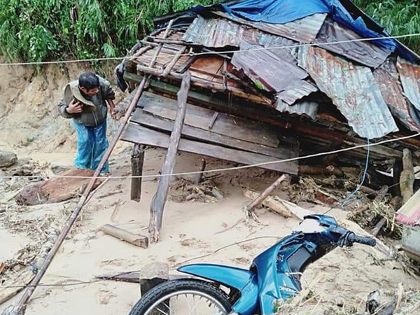 Quảng Ngãi: Lũ quét kinh hoàng cuốn trôi 6 nhà dân, khiến một ngôi làng có nguy cơ bị xóa sổ