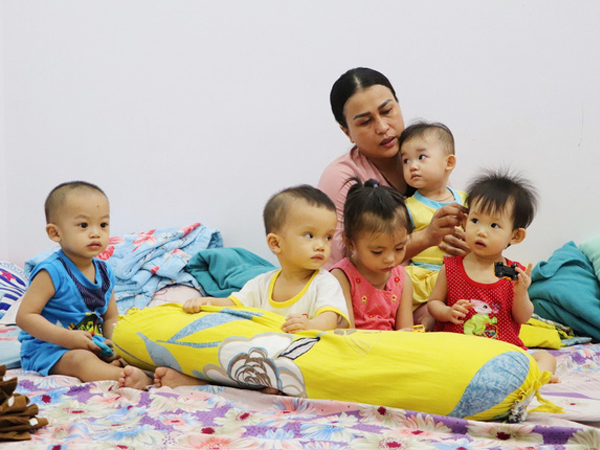 Người mẹ đặc biệt của những đứa trẻ bị cha mẹ ruột chối bỏ: 'Lỡ nhận làm con rồi, mình đâu nỡ đưa lại vô viện mồ côi'