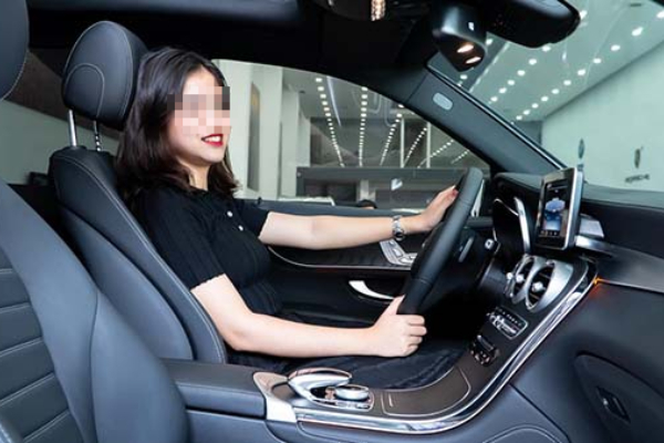 Khoe vừa mua được xe 2 tỷ ở tuổi 19, cô gái khiến cộng đồng mạng chia rẽ