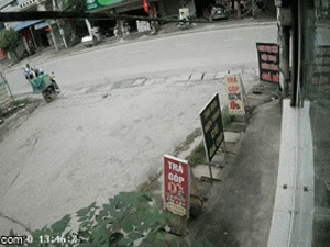Video: Nữ sinh bị xe tải tông bay ra đường, tấm gương ở hiện trường đã hé lộ nguyên nhân thực sự