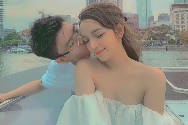 Cô bạn gái úp mở chuyện lấy chồng, khoe nắm tay ai đó trên ô tô nhưng có phải thiếu gia Sài Gòn nữa không thì chưa rõ