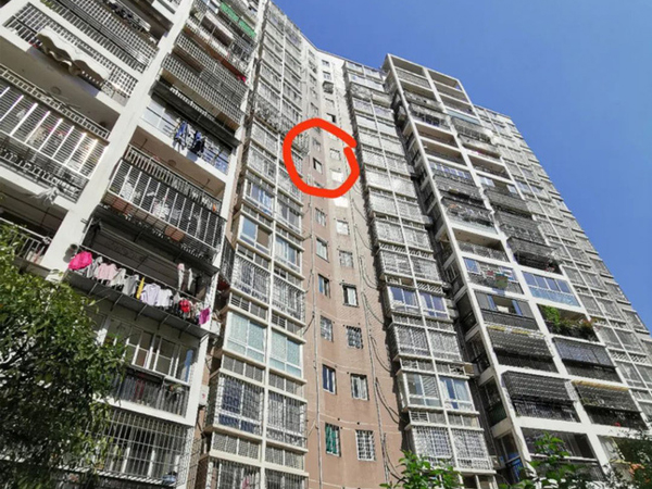 Một bé gái 5 tuổi rơi từ tầng 9 xuống đất tử vong, cảnh báo cha mẹ phải chú ý đến chi tiết chết người này