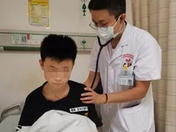 Bé trai 12 tuổi bị ung thư phổi giai đoạn cuối, nguyên nhân là do những thói quen xấu rất nhiều trẻ hiện nay đang mắc phải
