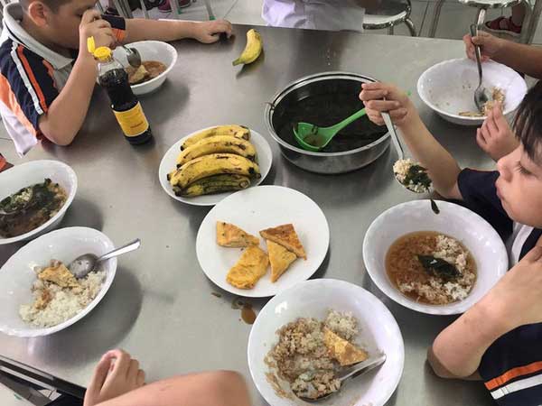 TP HCM: Phụ huynh bật khóc khi chứng kiến bữa ăn bán trú