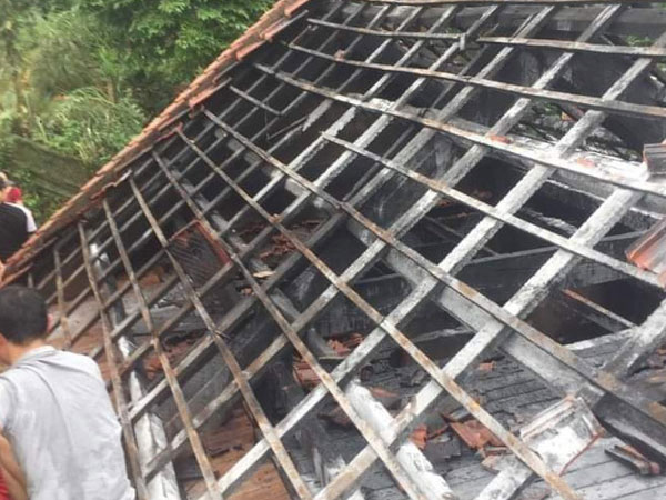 Chập điện sau lũ, nhà dân bị thiêu rụi