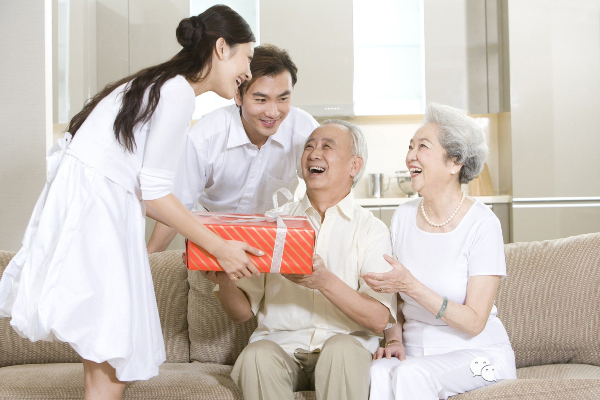 Vợ đón bố mẹ đẻ về chăm, chồng một mực phản đối bảo đưa vào viện dưỡng lão và phản ứng ngay sau đó của cô lại khiến anh 'lặng người'
