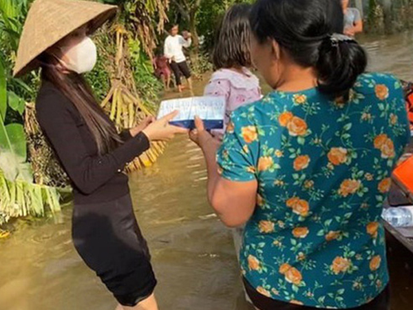 Vụ Thủy Tiên dừng phát tiền cứu trợ ở Hải Lăng - Quảng Trị vì thấy người nhận tiền đeo vàng: Chủ tịch xã lên tiếng lý giải