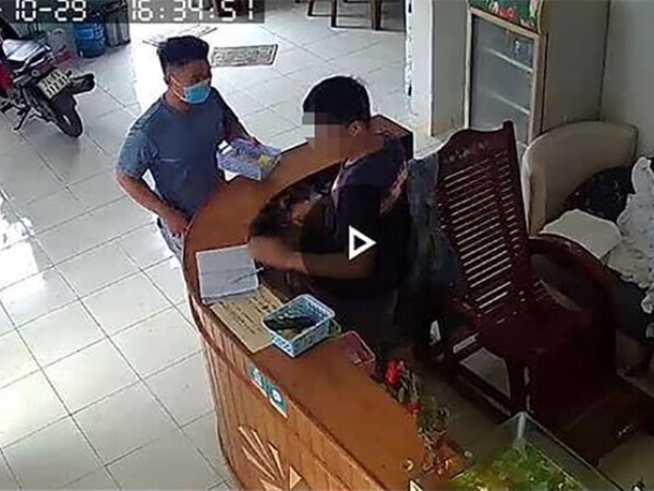 Vụ người phụ nữ tử vong, chỉ mặc một chiếc áo: Hiện trường có nhiều bao cao su và thanh kim loại dài 80cm