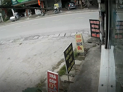 Video: Sang đường bất cẩn, nữ sinh bị xe tải tông văng hàng chục mét