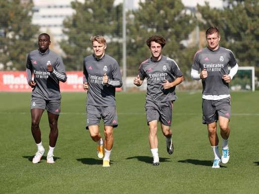Cầu thủ trẻ nhiễm Covid-19, Real Madrid lo sốt vó