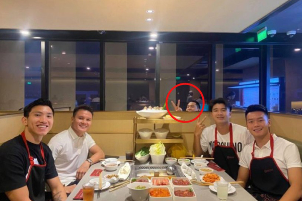 Thấy 4 cầu thủ nổi tiếng đang tạo kiểu sắp check-in, thanh niên ngồi sau cơ hội ké tấm hình đã giật sạch spotlight