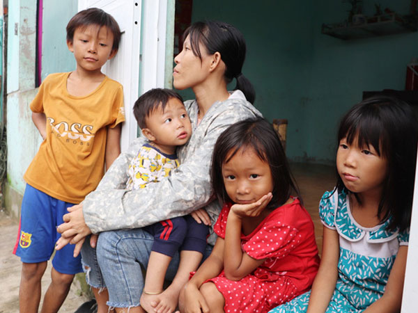 Chồng tâm thần, người mẹ ôm 4 đứa con nhem nhuốc trong căn nhà tốc mái sau bão số 9: 'Nhà mất rồi, mấy đứa nhỏ biết ngủ ở đâu'