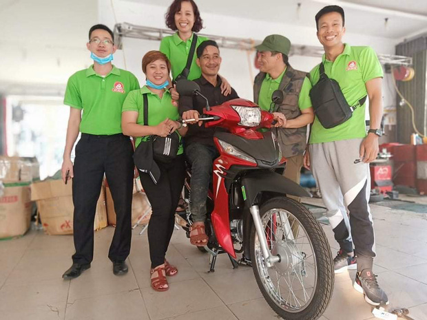 Người đàn ông bật khóc 'xin đi xe chứ không cần tiền' được tặng chiếc xe máy, cuối cùng nụ cười đã nở trên môi!