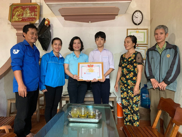 Khen thưởng nam sinh lớp 9 dũng cảm cứu 2 em nhỏ giữa dòng nước lũ
