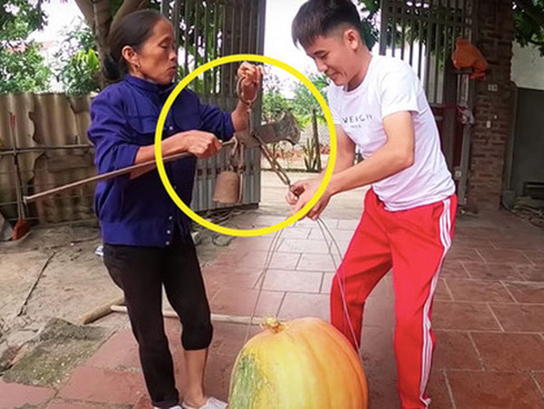 Hưng vlog mua quả bí ngô khổng lồ về trêu mẹ nhưng món đồ bà Tân mang ra lại chiếm hết 'spotlight', khiến dân tình bồi hồi nhớ lại ngày xưa ơi...