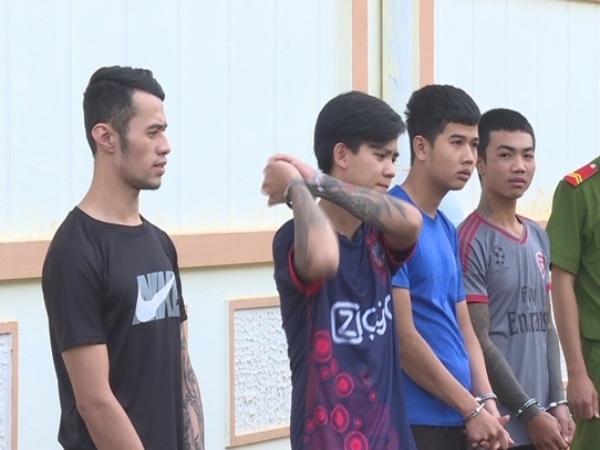 Nhóm 'chăn dắt' chém trọng thương khách hát vì mâu thuẫn với nữ tiếp viên karaoke